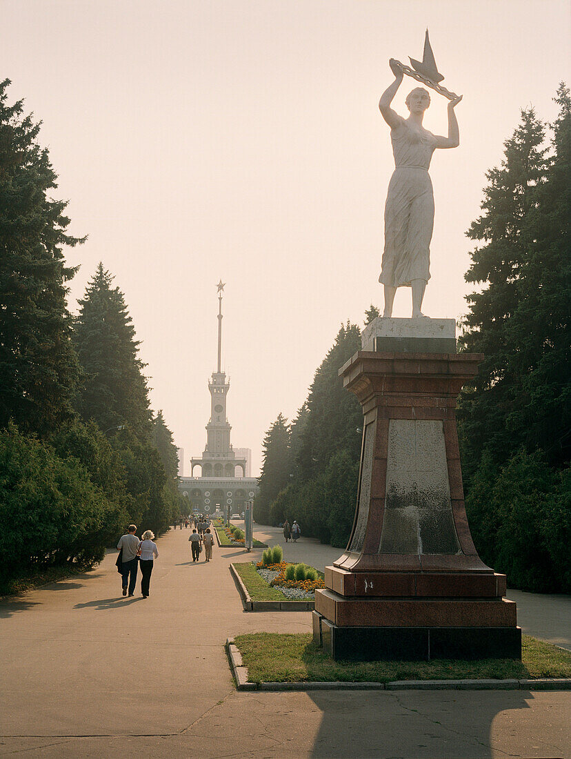 Menschen gehen zum Eingang eines Empfangsgebäudes, Moskau, Russland