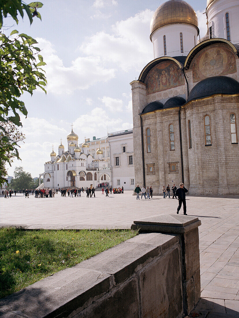 Menschen laufen über den Kathedralenplatz im Kreml, Moskau, Russland