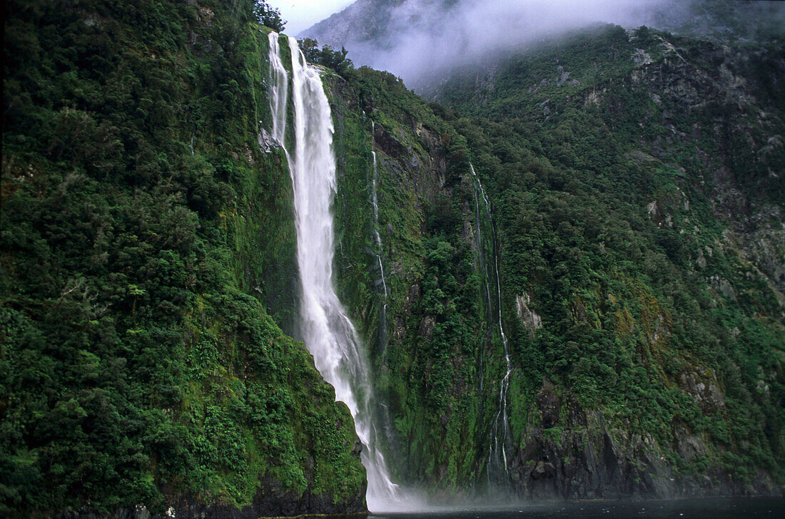Wasserfall am Milford Sound Fjord, Fiordland Nationalpark, Südinsel, Neuseeland, Ozeanien