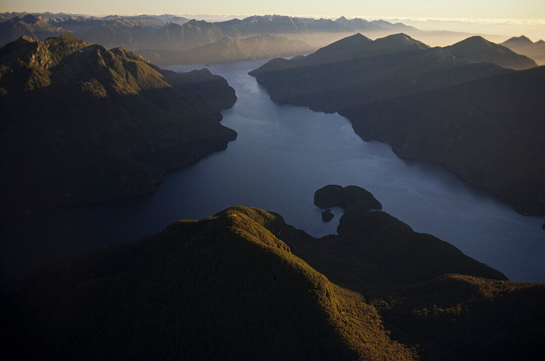 Luftaufnahme des Breaksea Sound Fjords, Fiordland Nationalpark, Westküste, Südinsel, Neuseeland, Ozeanien