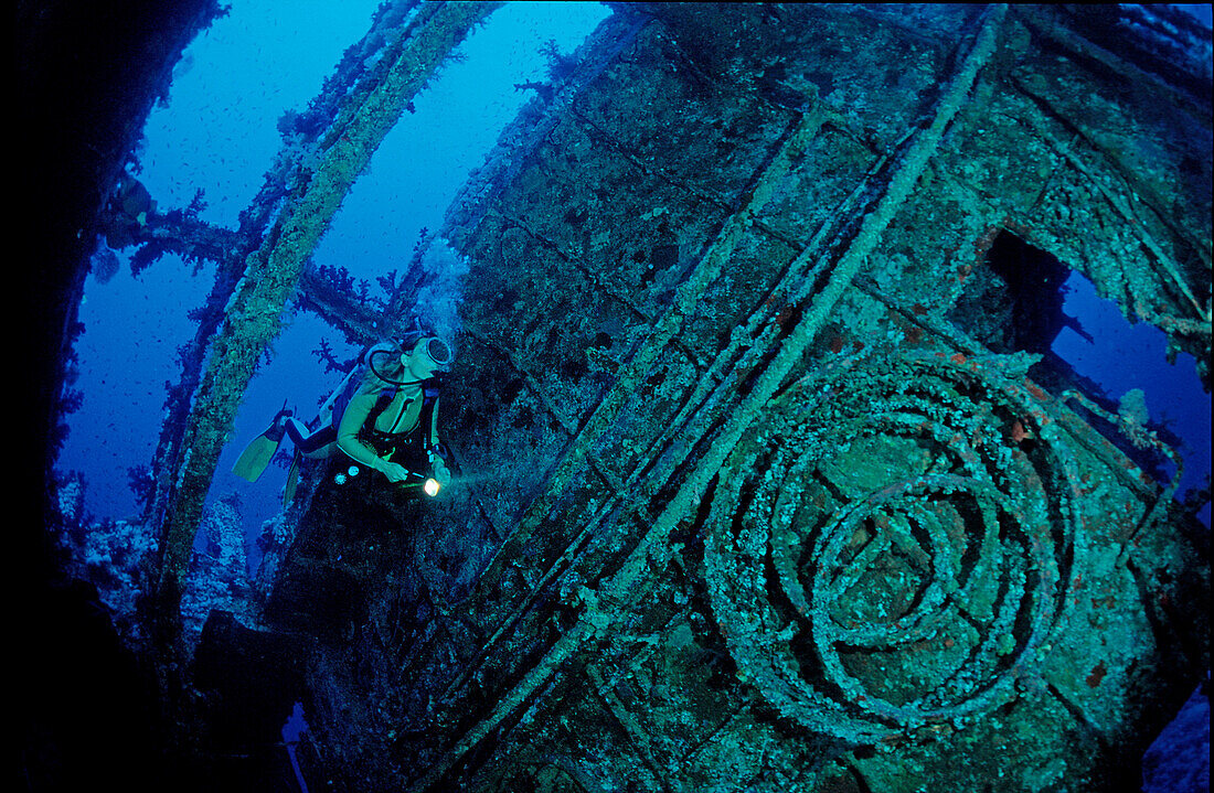 Wracktauchen in der Aida, scuba diving in the ship, scuba diving in the shipwreck Aida, scuba diver