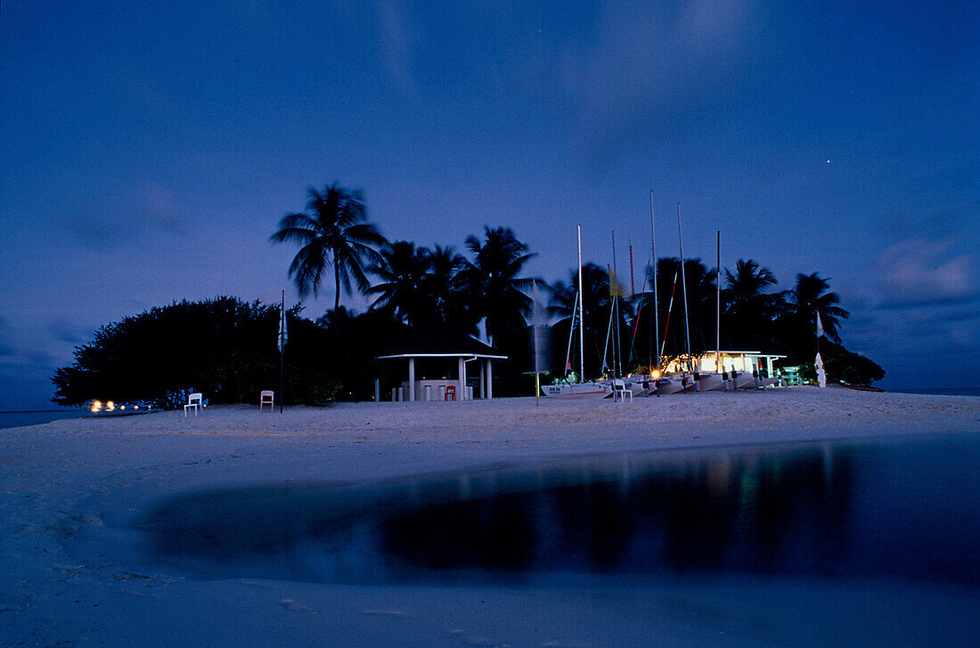 Touristeninsel, Sandstrand, abends, Dhiffushi Malediven