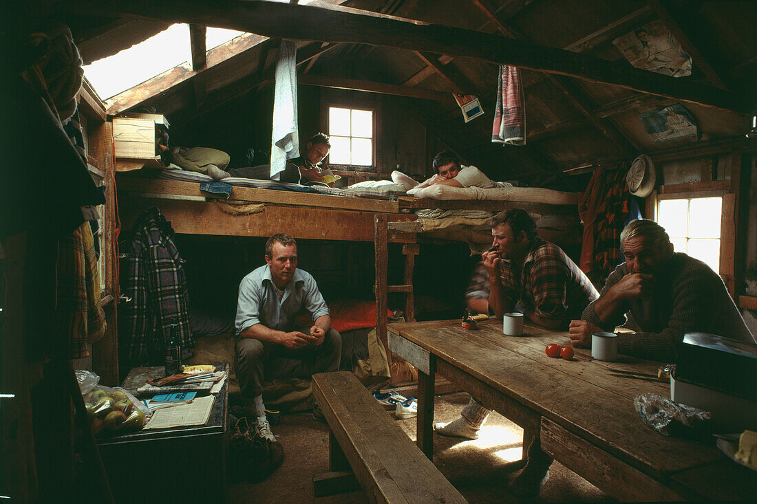 Musterers hut in Garvie Mountains, Autumn sheep muster, men wait in hut, Garvie Mountains South Island, Herbstabtrieb