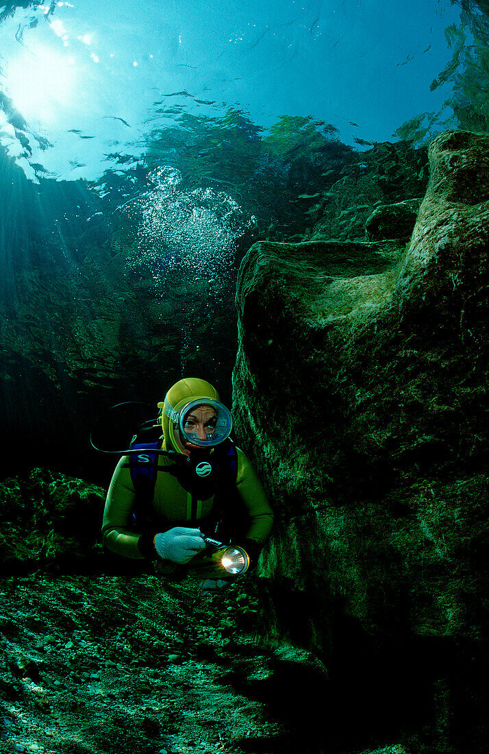 Flusstauchen in der Traun, Scuba diving in a fresh, Scuba diving in a freshwater river, scuba diver, traun