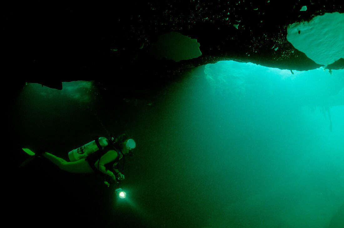 Hoehlentauchen, Taucher in Unterwasserhoehle, Cave d, Cave diving, Scuba diver in underwater cave