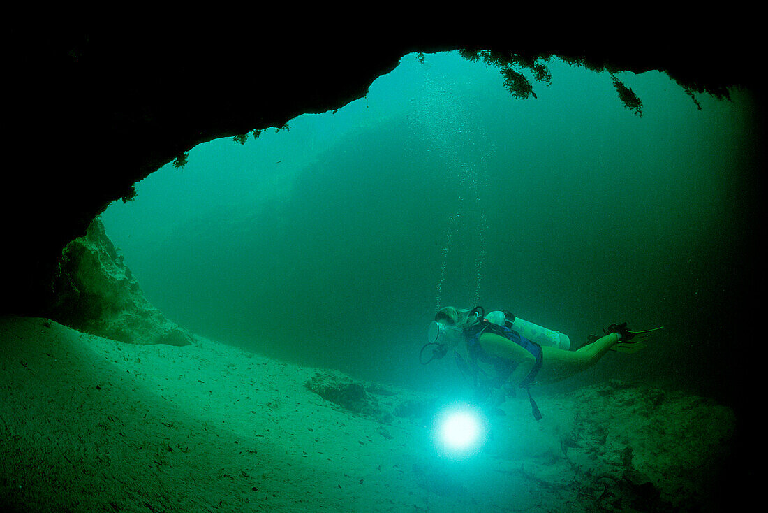 Höhlentauchen, Taucher in Unterwasserhöhle, Cave d, Cave diving, Scuba diver in underwater cave