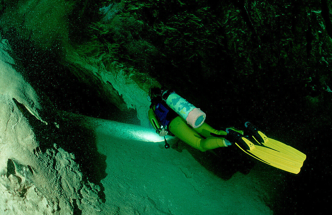 Höhlentauchen, Taucher in Unterwasserhöhle, Cave d, Cave diving, Scuba diver in underwater cave