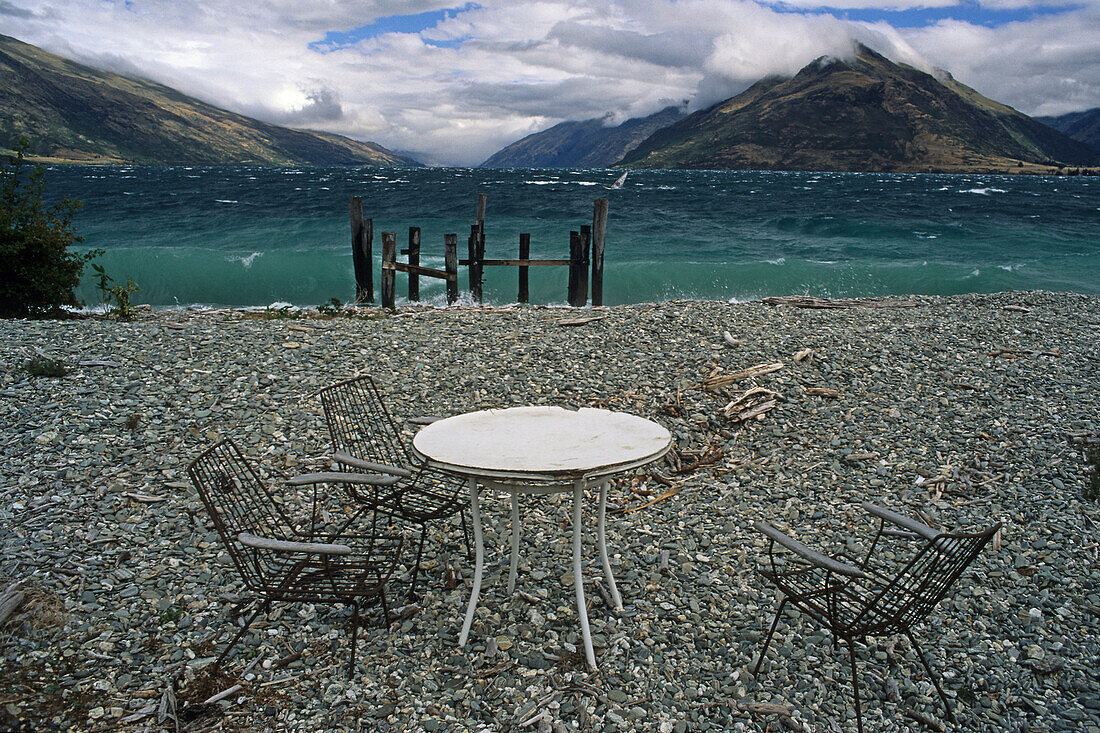 Deserted lakeside near Queenstown, desolate, deserted, waterfront, table and chairs, Menschenleer