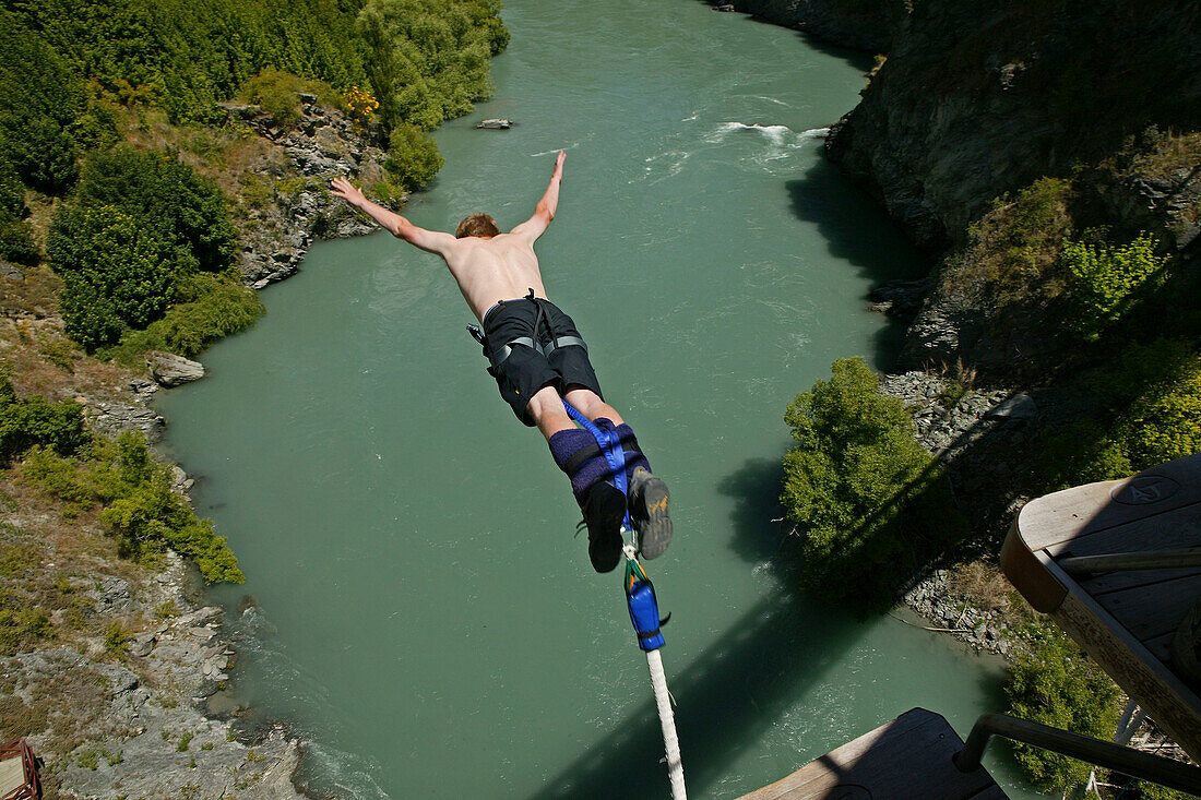Bungee Jumping von der Kawara Hängebrücke, Queenstown, Neuseeland