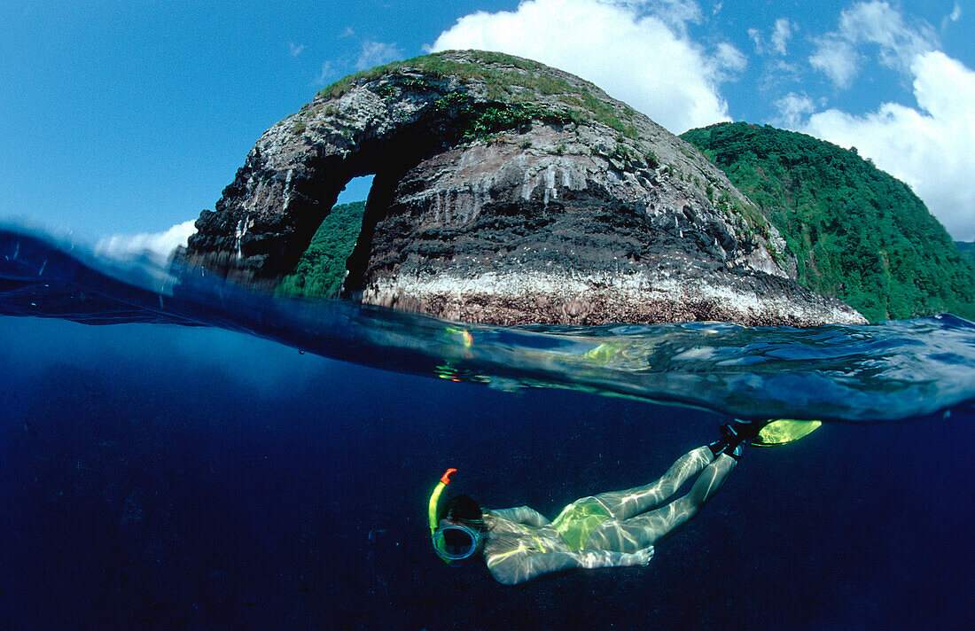 Schnorcheln vor tropischer Insel, Skindiving, Skin, Skin diver, split image, Cocos Island, Costa Rica