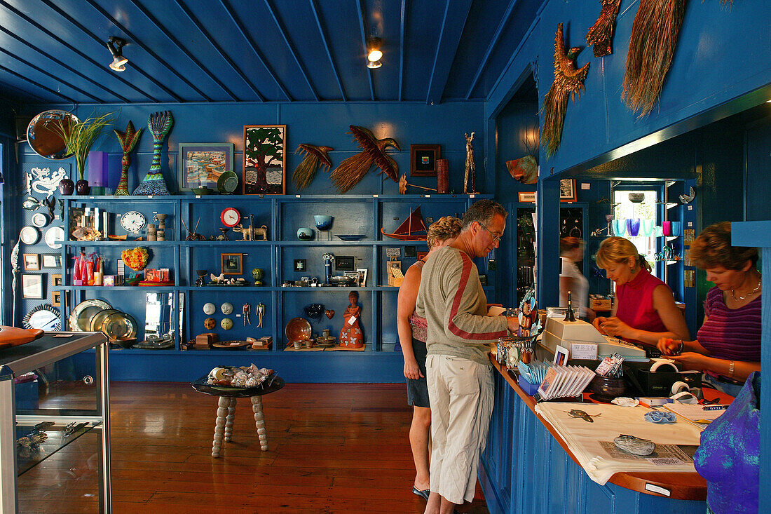 Menschen in einem Souvenirladen, Coromandel Halbinsel, Nordinsel, Neuseeland, Ozeanien
