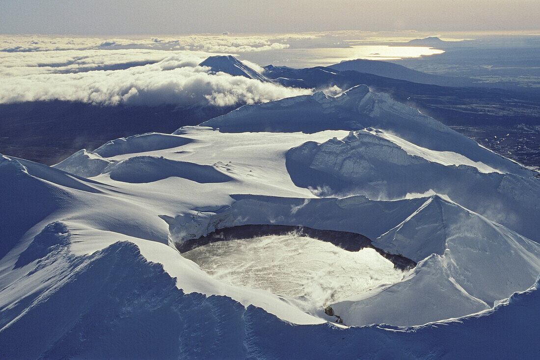 Luftaufnahme des schneebedeckten Kraters des Mount Ruapehu, Tongariro Nationalpark, Nordinsel, Neuseeland, Ozeanien
