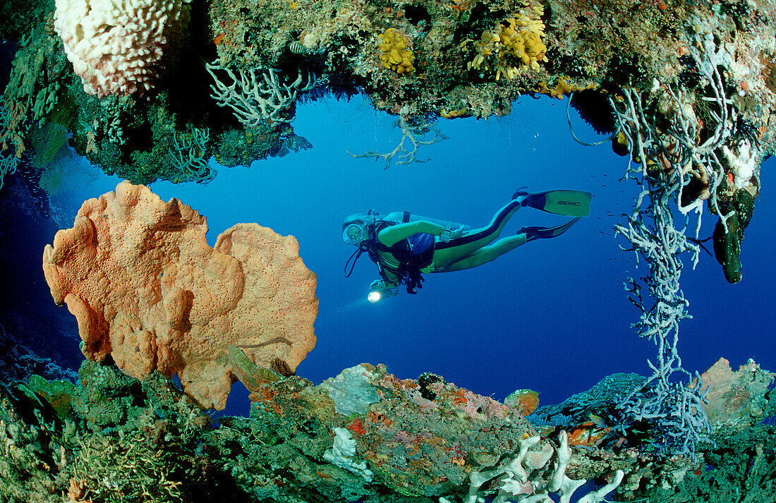 Taucher vor Unterwasserhöhle, scuba diver and unde, scuba diver and underwater cave
