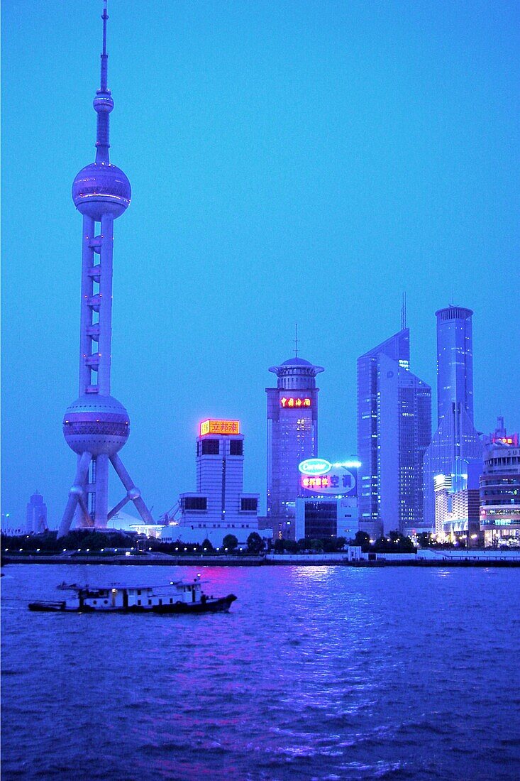 Blick über den Fluss auf den Oriental Pearl Turm am Abend, Pudong, Shanghai, China, Asien