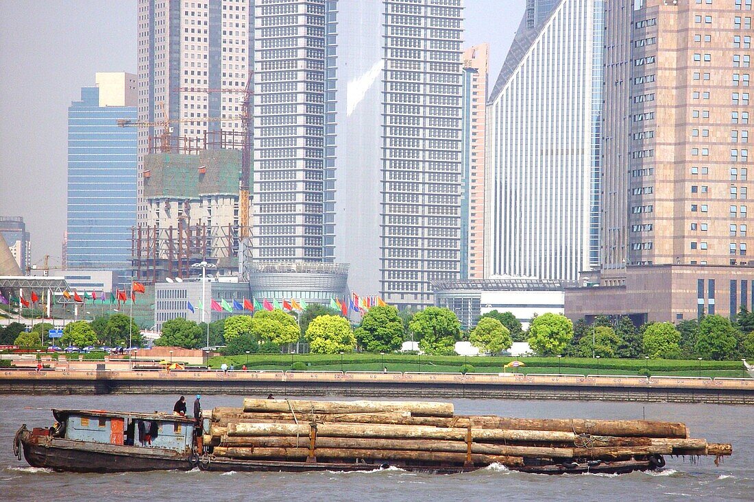 Blick auf Frachter auf dem Fluss Huangpu und Hochhäuser, Shanghai, China, Asien