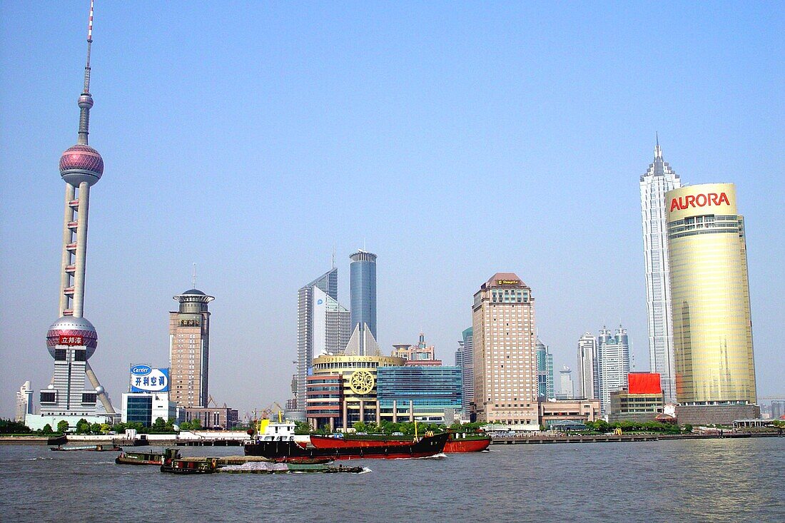 Blick auf den Fluss Huangpu und die Skyline von Pudong, Shanghai, China, Asien