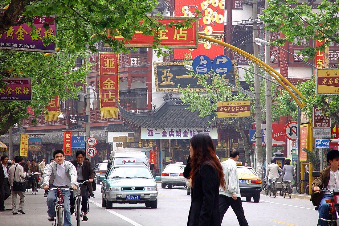 Menschen und Radfahrer auf einer Strasse, Shanghai, China, Asien