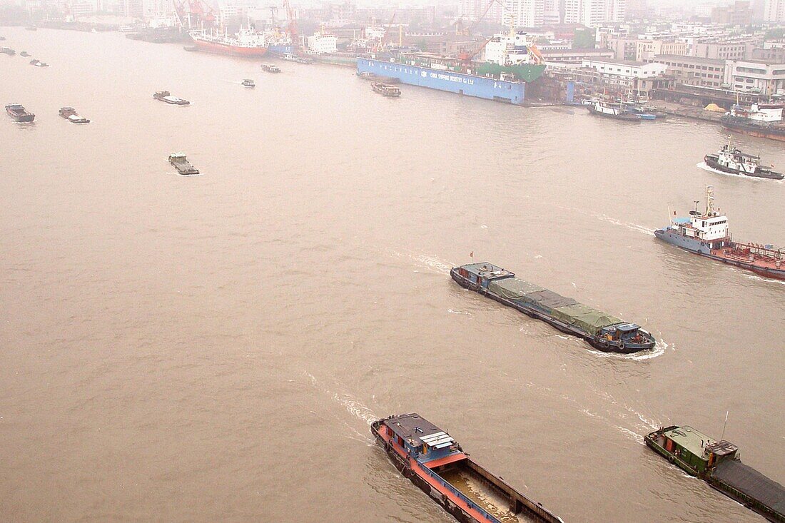 Frachter auf dem Fluss Huangpu, Shanghai, China, Asien