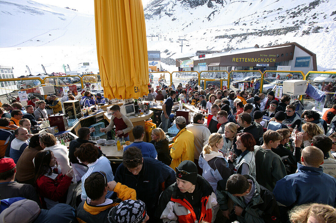 Bar on ski station Rettenbachjoch, Schirmbar am R Soelden, Oetztal, Austria Soelden, Oetztal, Oesterreich