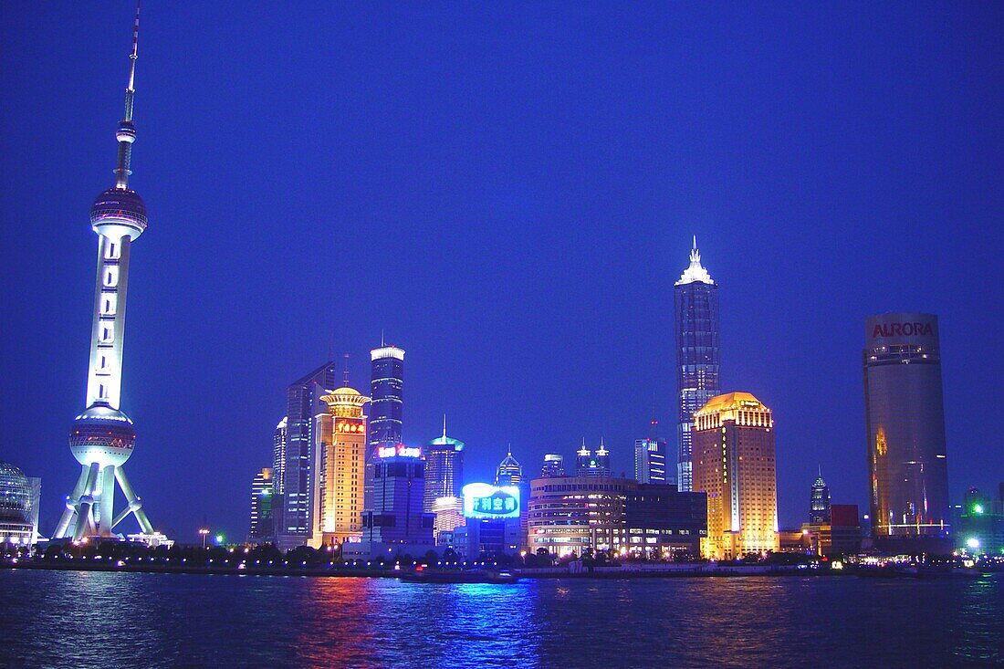 Skyline von Shanghai bei Nacht, Shanghai, China