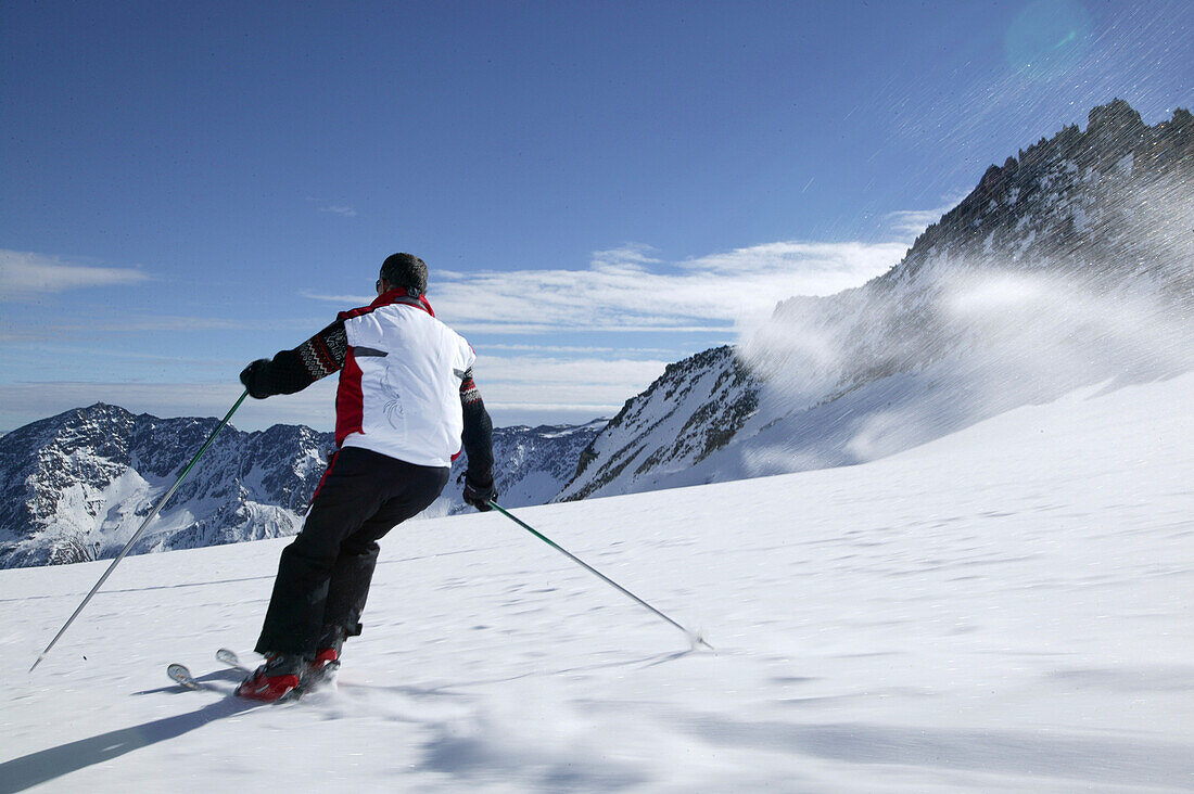 Skiing, Tiefenbachferner, Skifahrer auf dem Tiefenbachferner, Panoramaabfahrt Soelden, Oetztal, Austria Soelden, Oetztal, Oesterreich