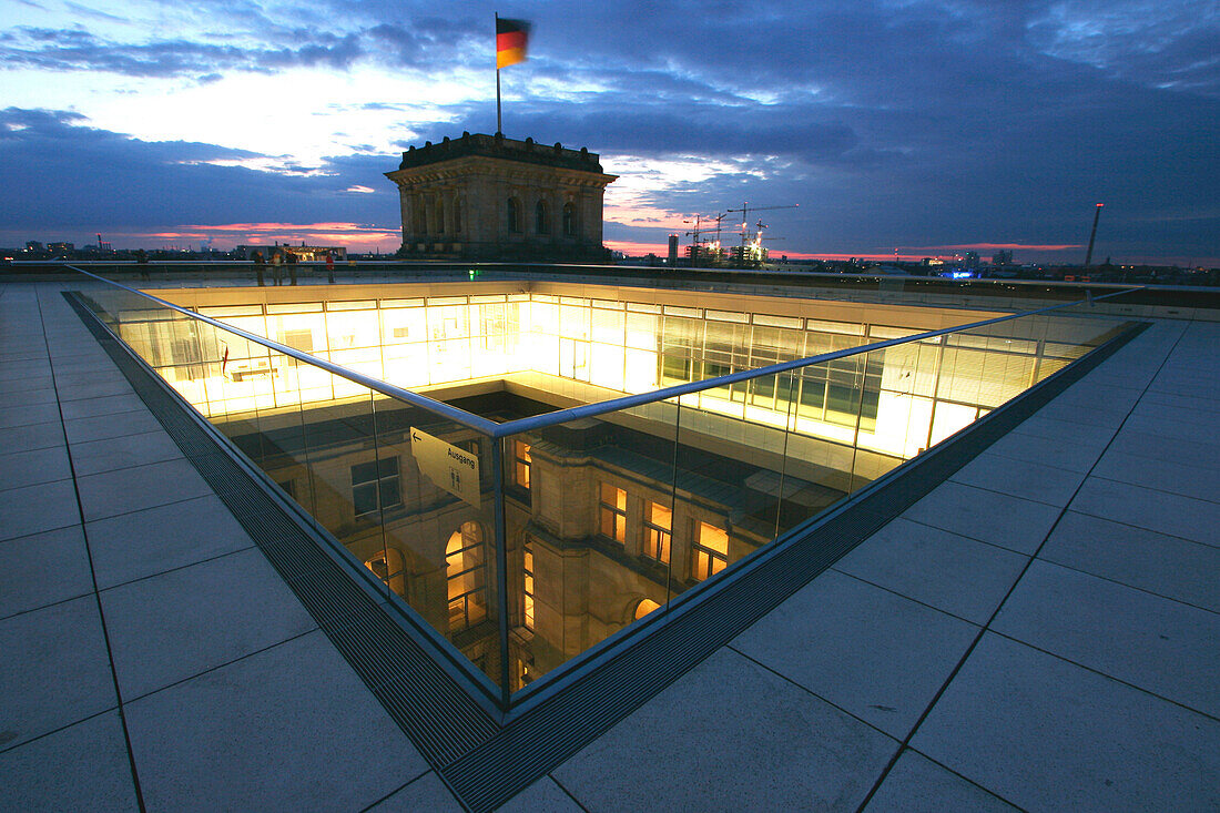 Blick vom Dach des Reichstag am Abend, Berlin, Deutschland, Europa