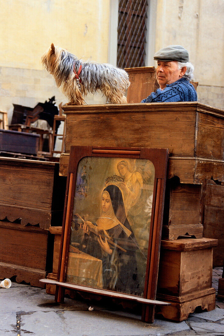 Verkäufer mit seinem Haustier auf Antiquitätenmarkt, Arezzo, Toskana, Italien