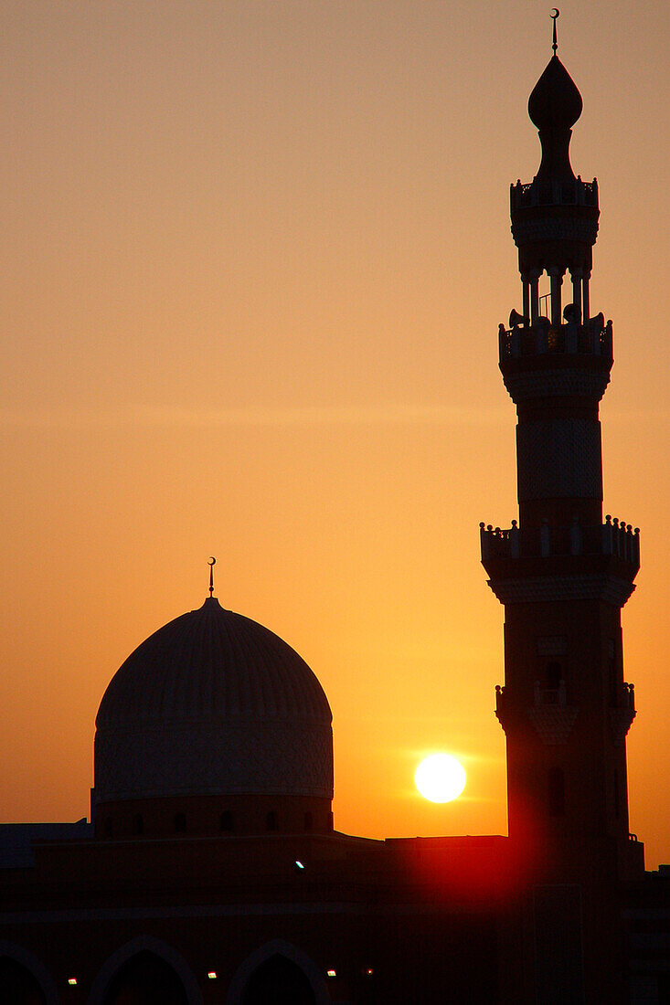 Moschee und Minarett bei Sonnenuntergang, Dubai, Vereinigte Arabische Emirate, Vorderasien, Asien
