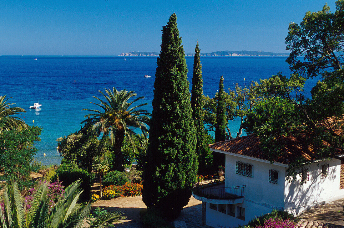 Mansion on the waterfront in the sunlight, Comiche des Maures, Cote d'Azur, France, Europe