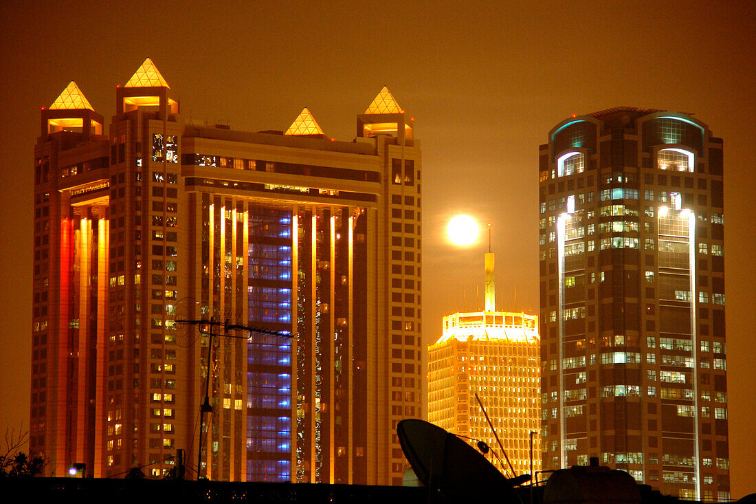 Hochhäuser in der Sheik Zayed Road bei Sonnenuntergang, Dubai, Dubai, Vereinigte Arabische Emirate, Vorderasien, Asien