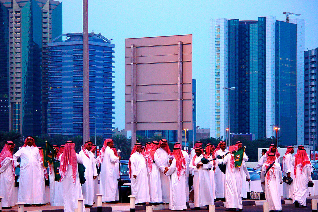 Gruppe arabischer Männer vor Hochhäusern, Sheik Zayed Road, Dubai, Vereinigte Arabische Emirate, Vorderasien, Asien