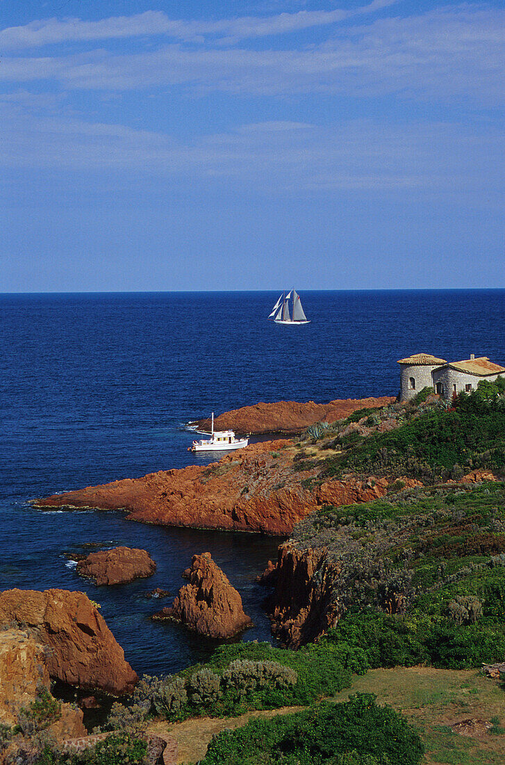 Coastline and mansion on the waterfront, Corniche de l´Esterel, Cote d´Azur, Provence France, Europe