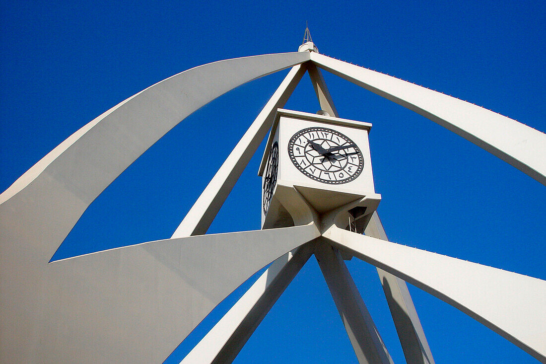 Uhrturm unter blauem Himmel, Dubai, Vereinigte Arabische Emirate, Vorderasien, Asien