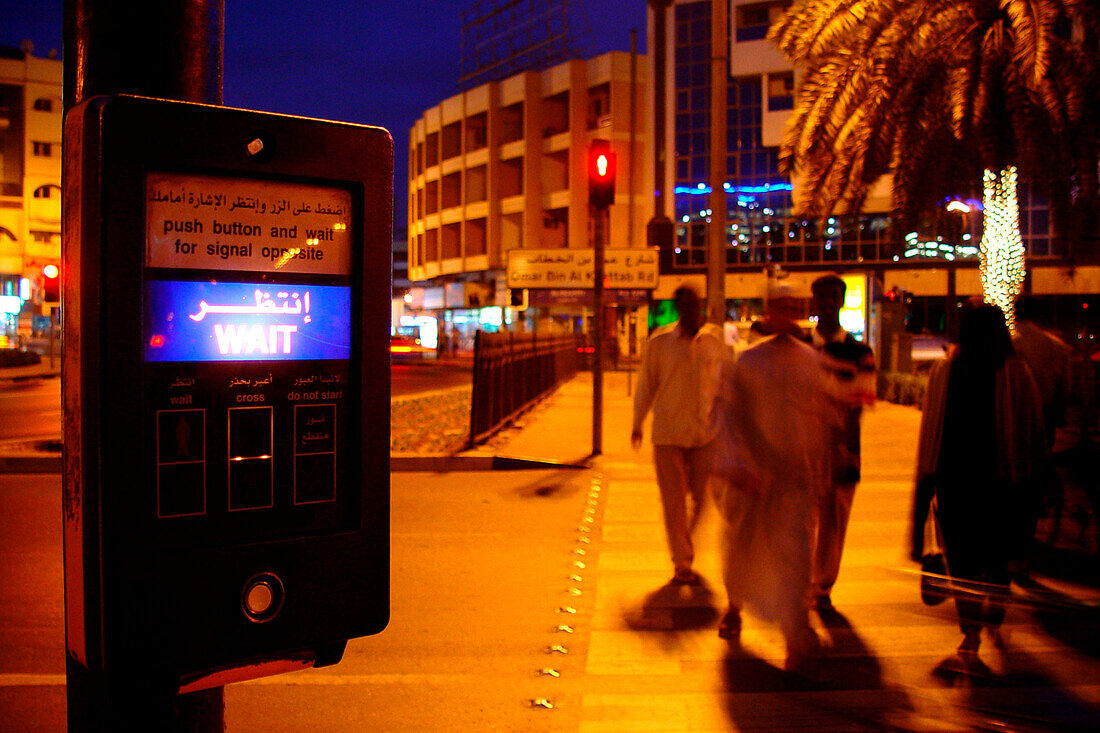 Araber überqueren eine Strasse bei Nacht, Dubai, Vereinigte Arabische Emirate, Vorderasien, Asien