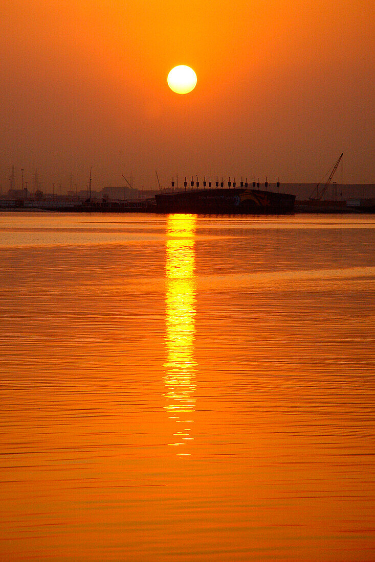 Dubai Creek bei Sonnenaufgang, Dubai, Vereinigte Arabische Emirate, Vorderasien, Asien