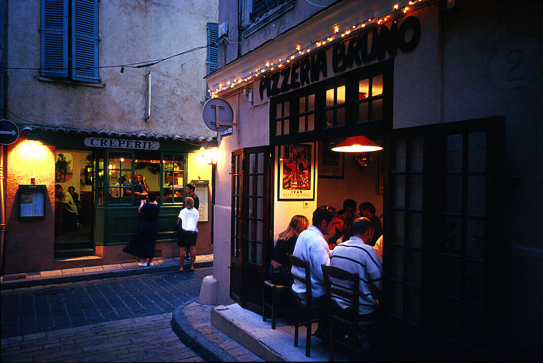 Menschen in einem Restaurant am Abend, St. Tropez, Côte d´Azur, Provence, Frankreich, Europa