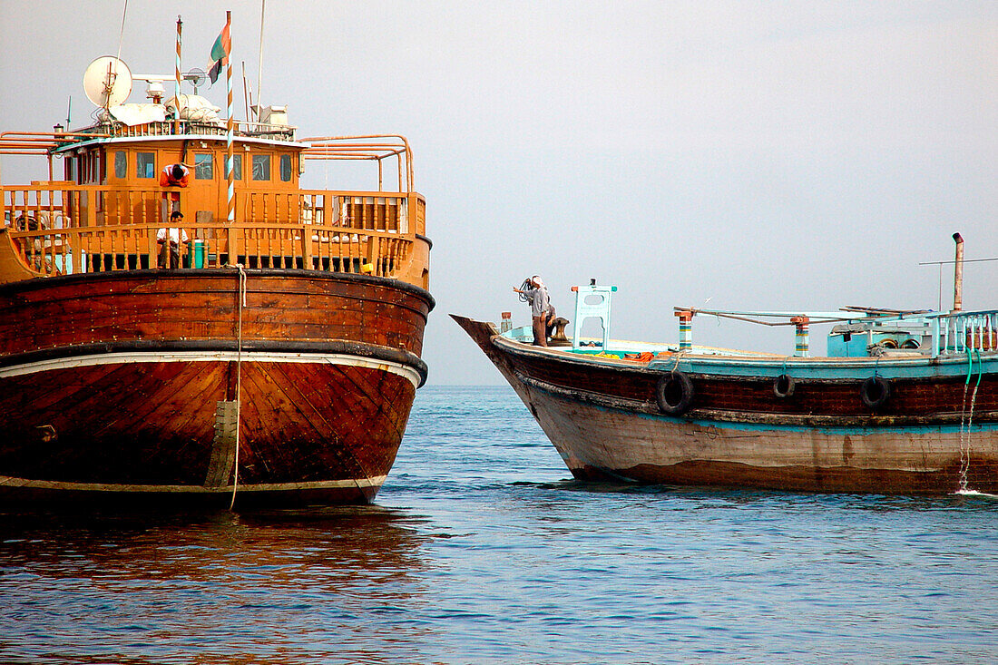 Zwei Boote, Dau, Persischer Golf, Dubai, Vereinigte Arabische Emirate, VAE