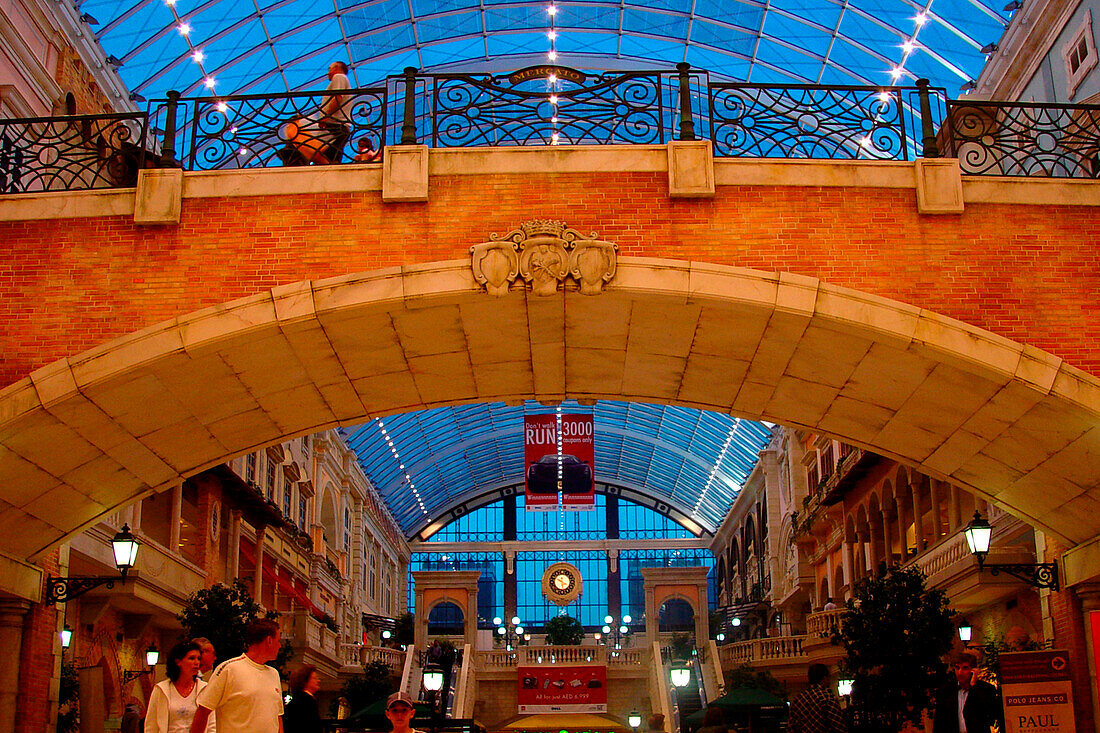 Menschen in einer Shopping Mall in Jumeira, Dubai, VAE, Vereinigte Arabische Emirate, Vorderasien, Asien