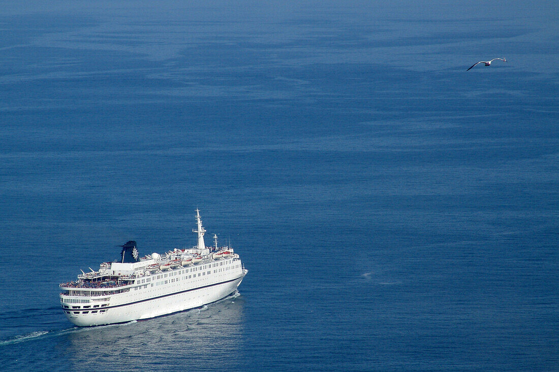 Ein Kreuzfahrtschiff fährt aufs Meer, Port de Barcelona, Barcelona, Spanien, Europa