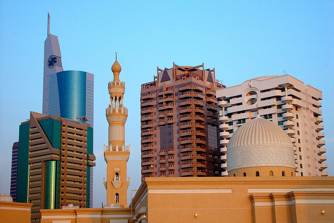 Stadtansicht mit Moschee und Hochhäuser, Dubai, Vereinigte Arabische Emirate, VAE