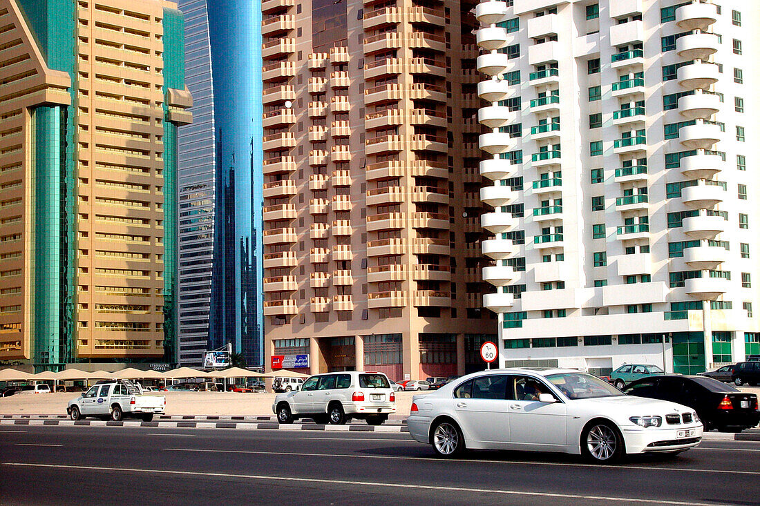 Strasse mit Autos vor Hochhäusern, Dubai, VAE, Vereinigte Arabische Emirate, Vorderasien, Asien