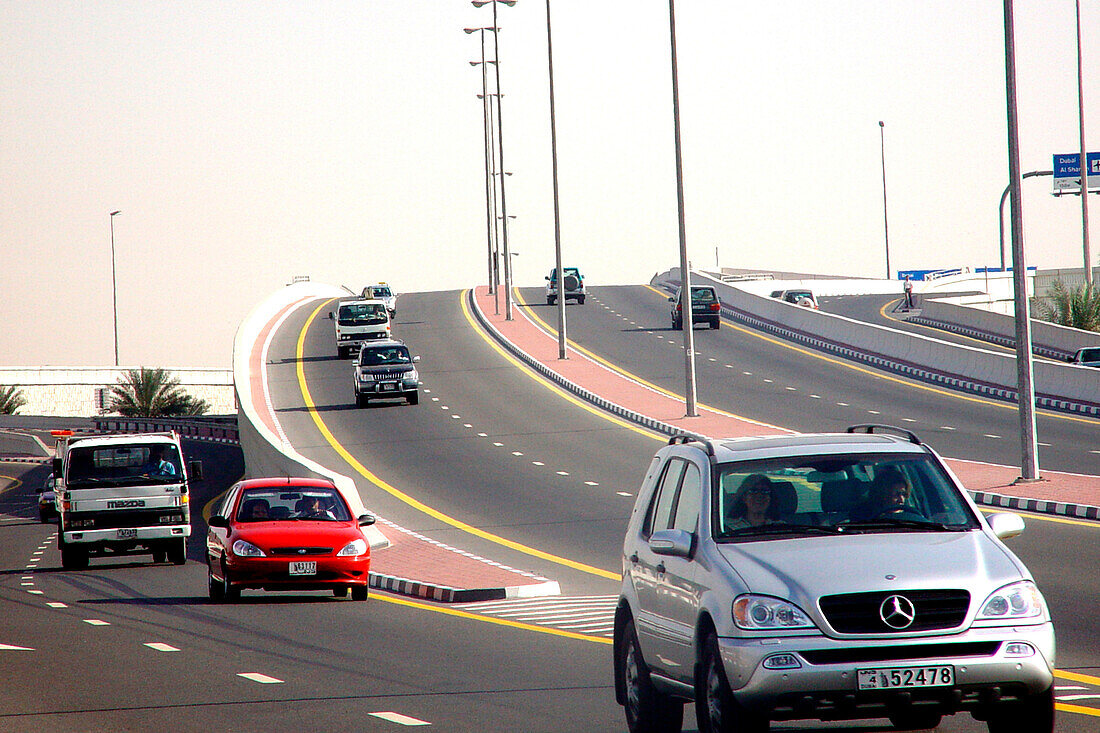 Autos auf einer Schnellstrasse, Dubai, VAE, Vereinigte Arabische Emirate, Vorderasien, Asien