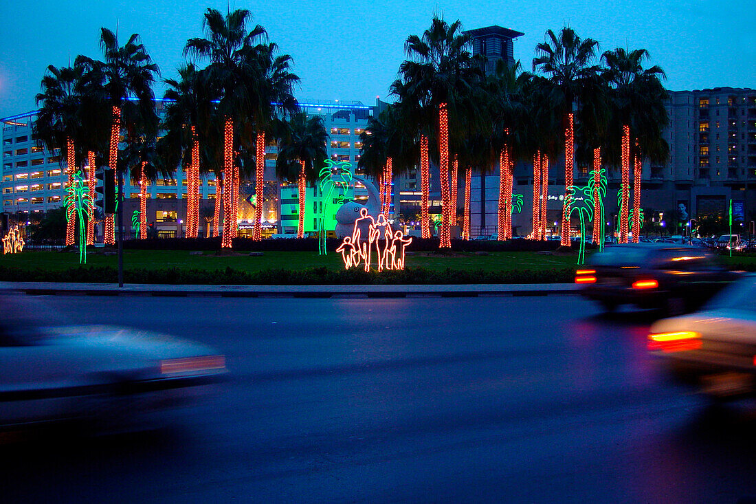 Beleuchtete Palmen an einem Kreisverkehr am Abend, Dubai, VAE, Vereinigte Arabische Emirate, Vorderasien, Asien