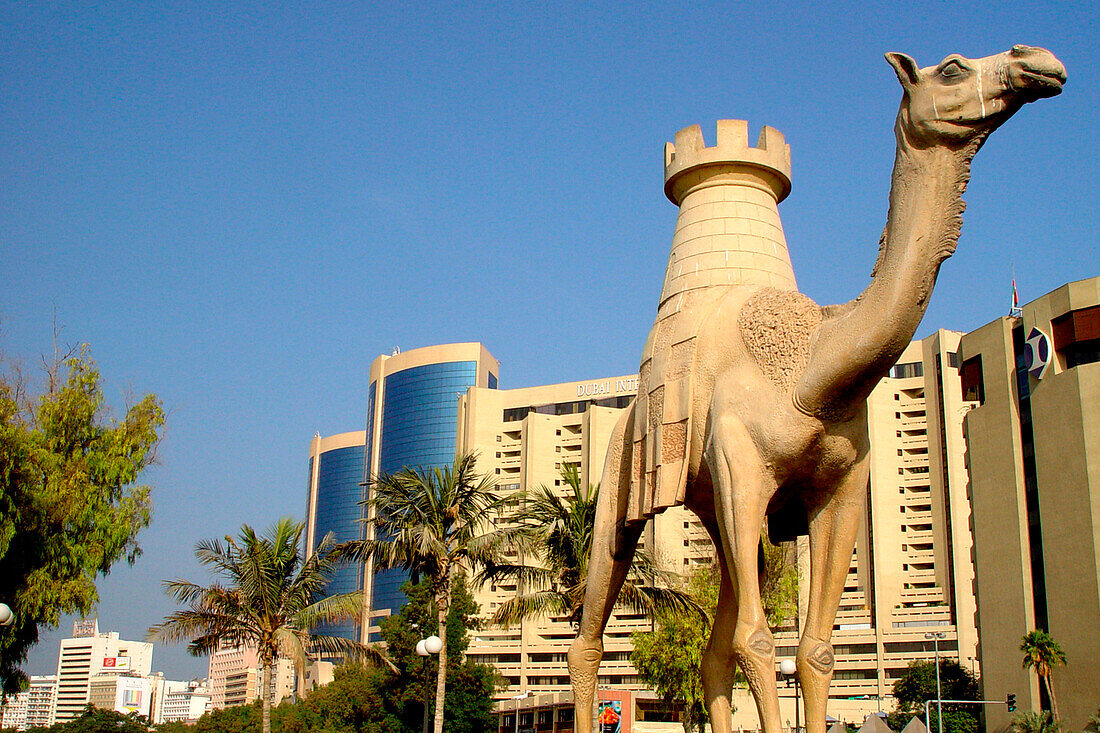 Skulptur und Hochhäuser im Sonnenlicht, Deira, Dubai, VAE, Vereinigte Arabische Emirate, Vorderasien, Asien