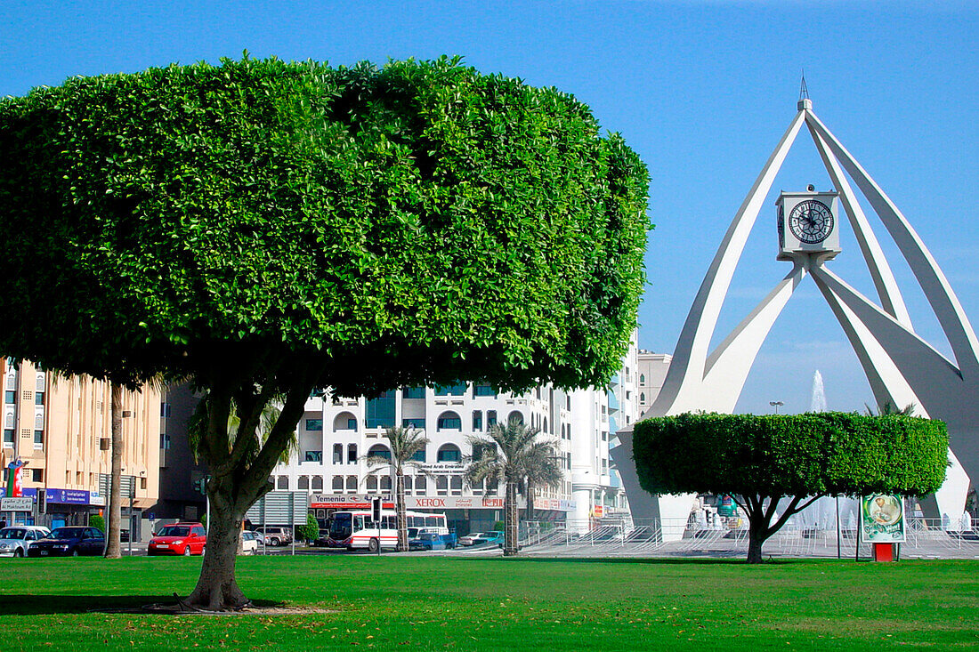 Bäume und Uhrenturm im Sonnenlicht, Dubai, VAE, Vereinigte Arabische Emirate, Vorderasien, Asien