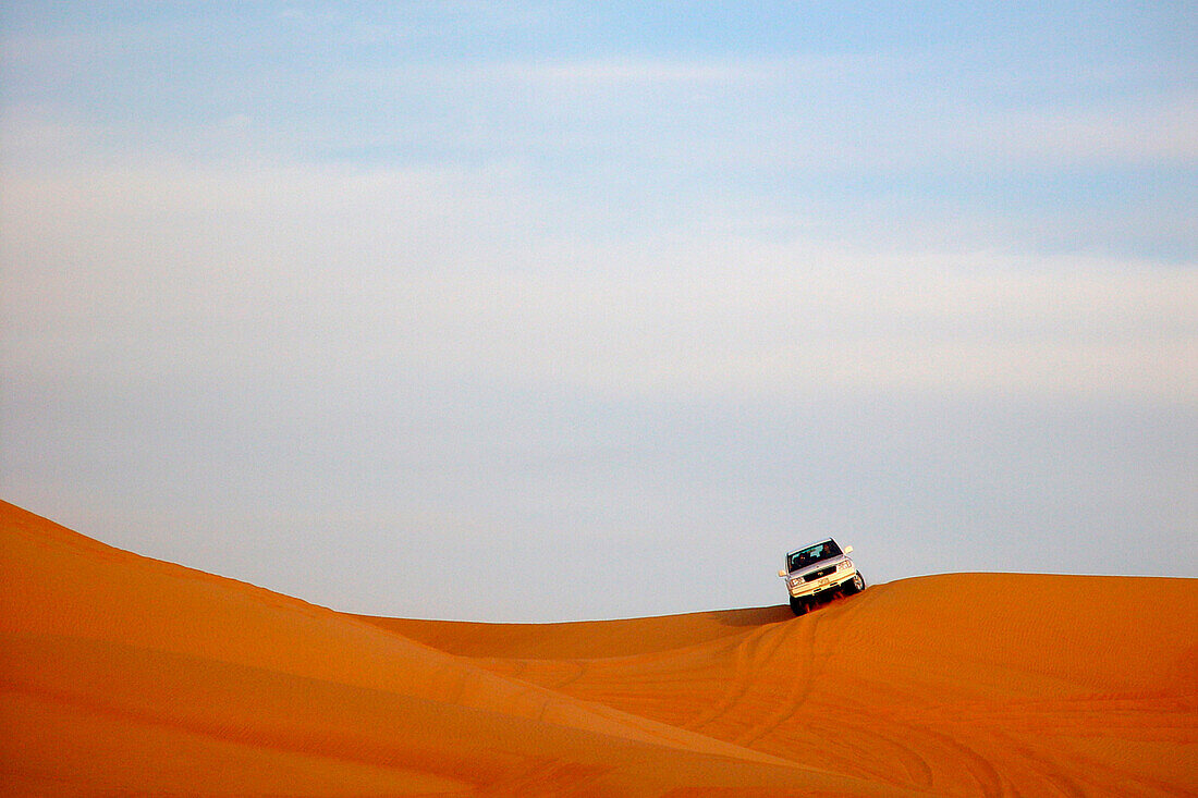 Jeep auf einer Düne in der Wüste, Dubai, VAE, Vereinigte Arabische Emirate, Vorderasien, Asien