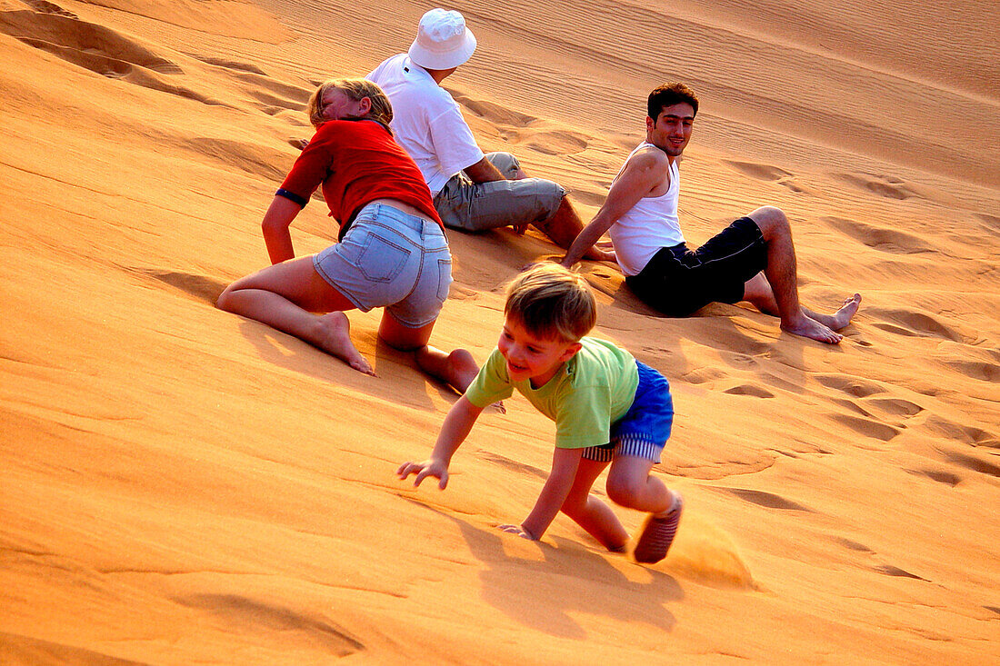 Spielende Kinder auf einer Düne, Dubai, VAE, Vereinigte Arabische Emirate, Vorderasien, Asien