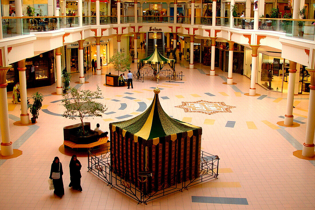 Menschen im Wafi Einkaufszentrum, Dubai, VAE, Vereinigte Arabische Emirate, Vorderasien, Asien