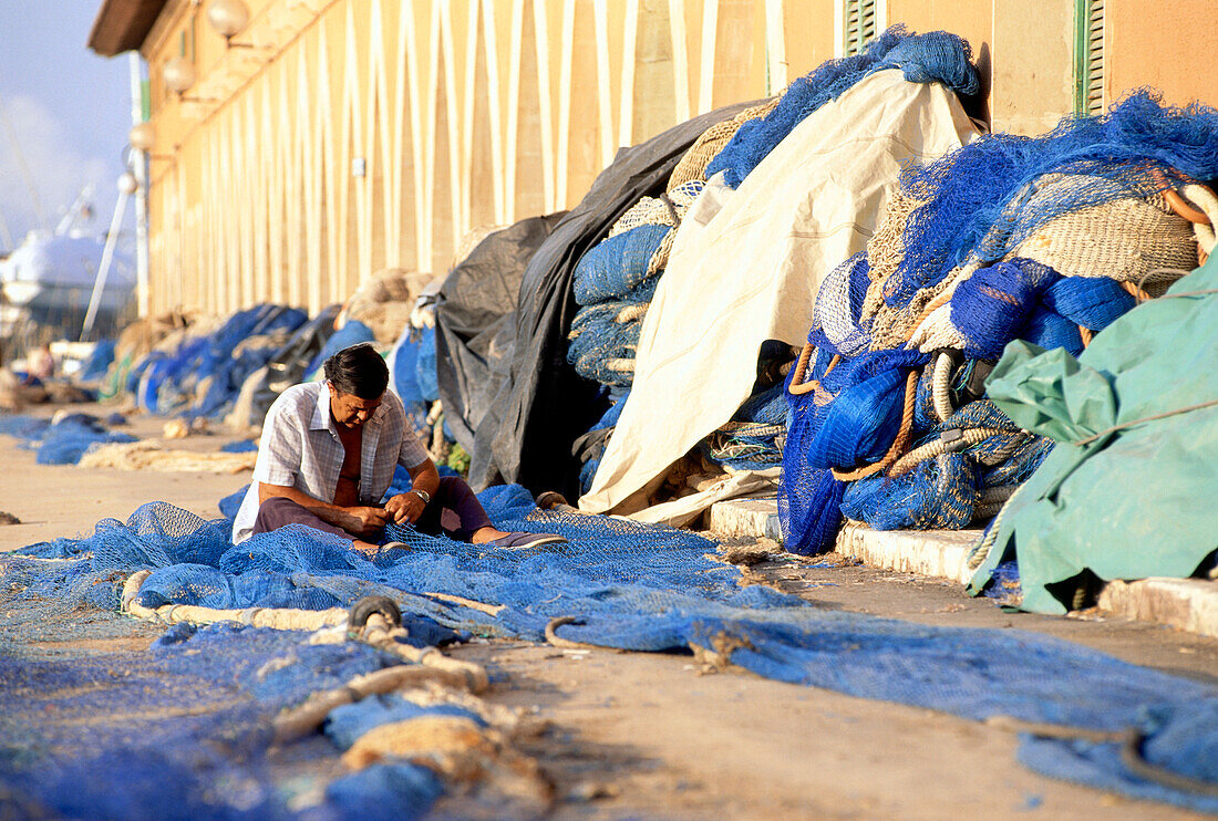 Fisherman mending fishing nets, Palma, Majorca, Baleric Islands, Spain