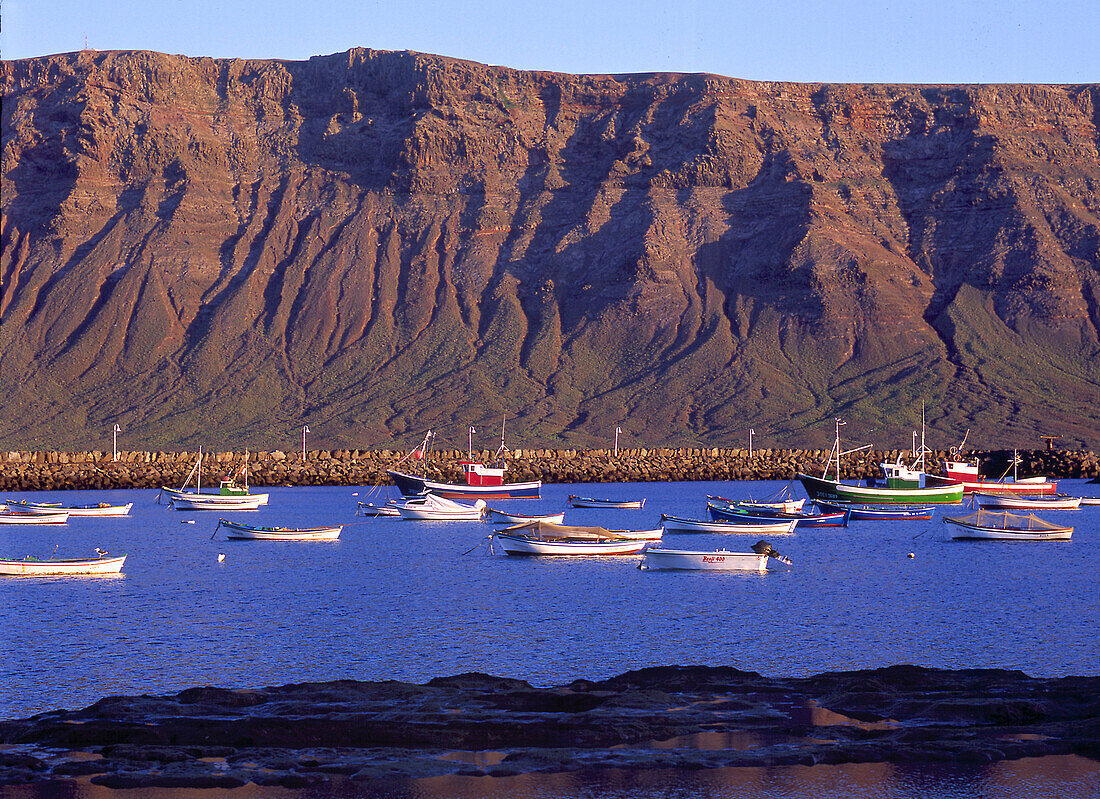 Fischerboote im Hafen, Famara Lanzarote von Caleta del Sebo, La Graciosa, Kanarische Inseln, Spanien, vor Lanzarote